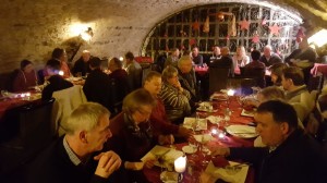 Geselliges Beisammensitzen im Gewölbekeller